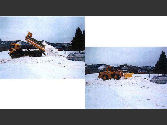 <b>2.雪山造成開始</b><br /> まず最初に雪山の造成を開始します。冬が終わり春先4月ごろに通常の除雪を行っていない町道の開通作業に合わせ、そこから排出した雪をハウス付近に運搬します。 スライドショー画像2