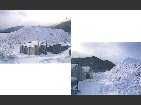 <b>3.雪山造成作業</b><br /> 次に雪を積み上げ、雪山を作っていきます。 スライドショー画像3