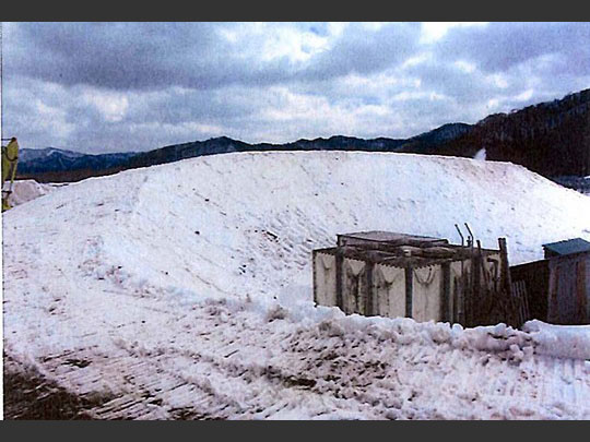 <b>4.雪山形成</b><br /> 2221tの雪をバックホウで形成し、50m×20mを底面とした斜度45度・高さ5mの四角錘台(体積は3417立方メートル)の雪山を完成させます。 スライドショー画像4