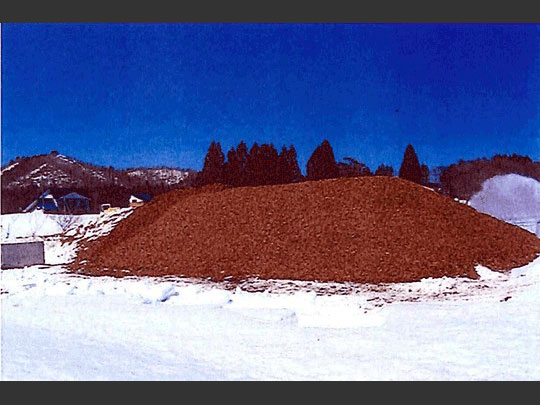 <b>7.被覆完了</b><br /> 雪山全体をバークで覆い、今後バークが崩れて雪が露出していないかを定期的に点検し、部分的な補修を行います。 スライドショー画像7